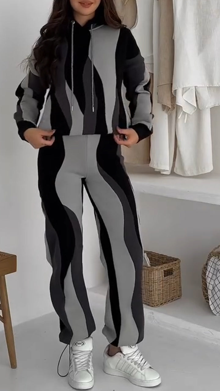 Set due pezzi con felpa con cappuccio e pantaloni a fantasia ondulata