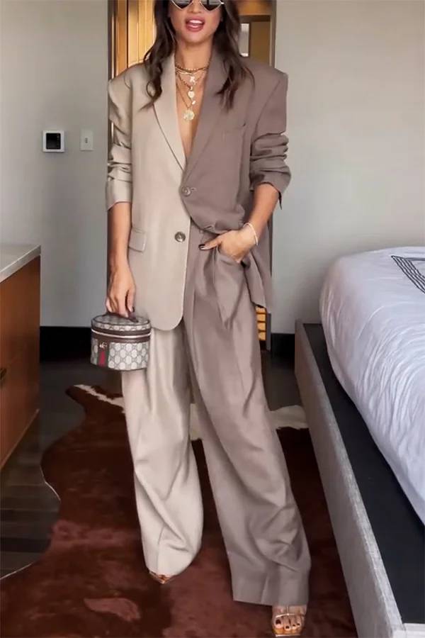 SPONGANO - Set due pezzi taupe con blazer a contrasto e pantaloni palazzo