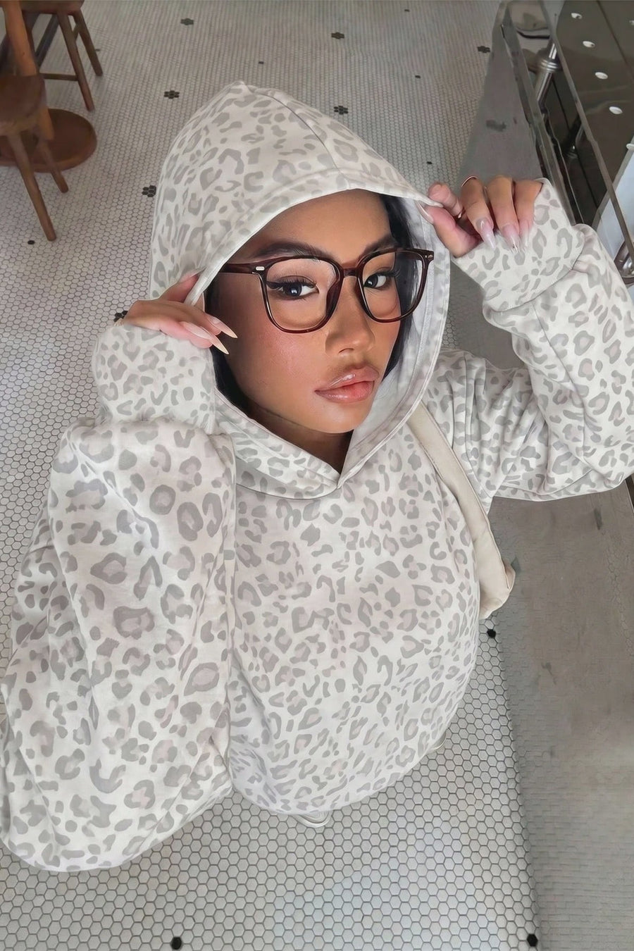 APRICENA - Felpa con cappuccio leopardata in grigio e marrone