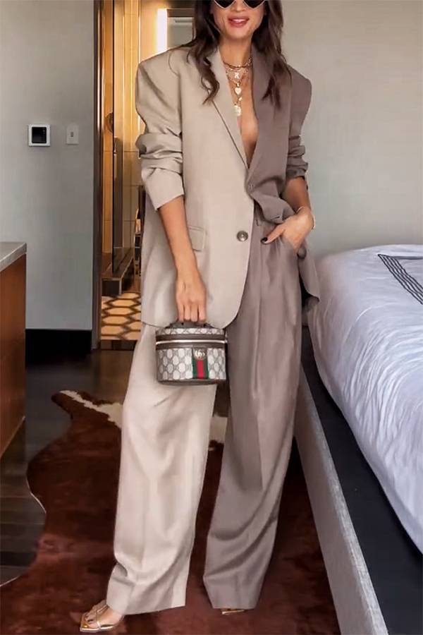 SPONGANO - Set due pezzi taupe con blazer a contrasto e pantaloni palazzo