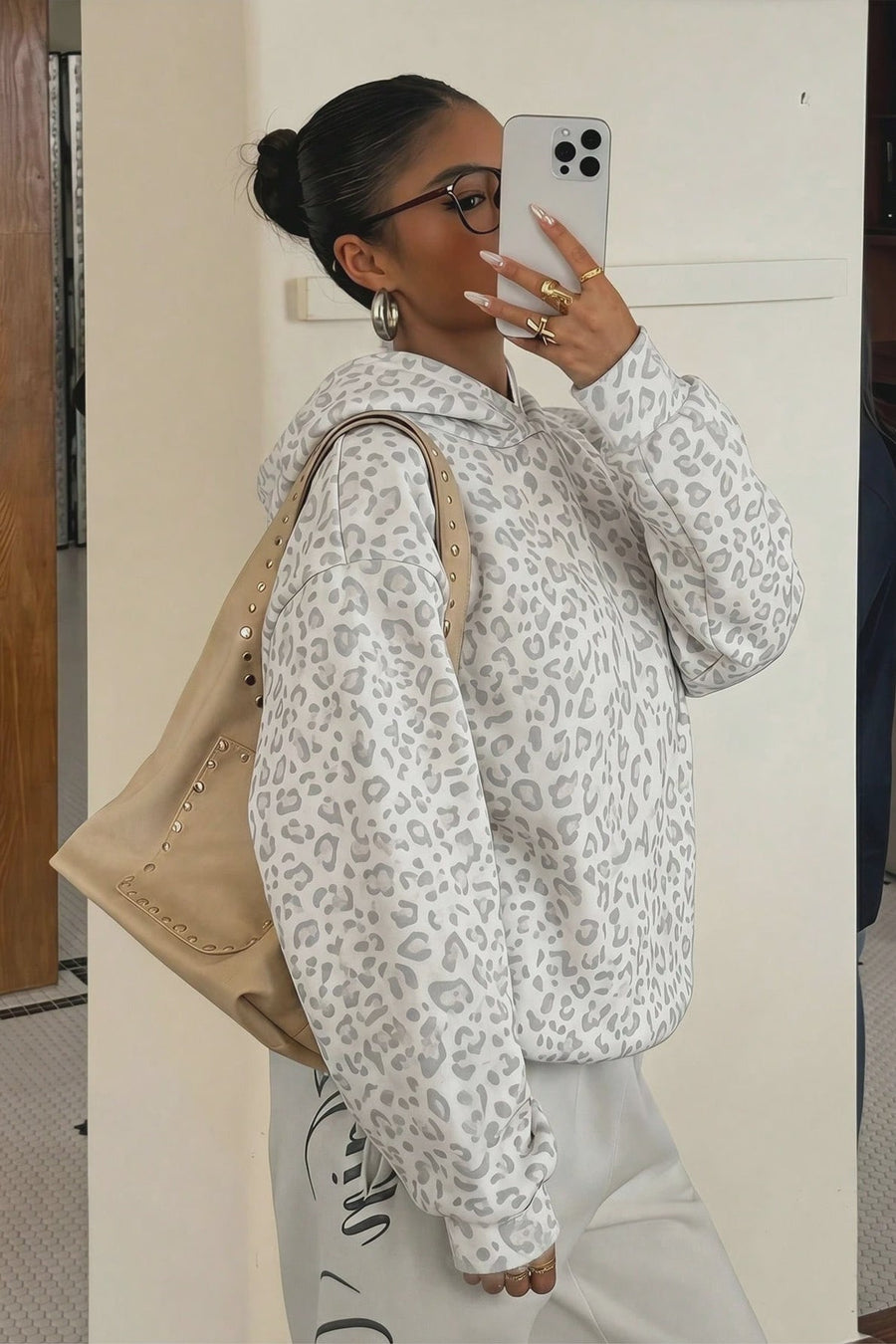 APRICENA - Felpa con cappuccio leopardata in grigio e marrone