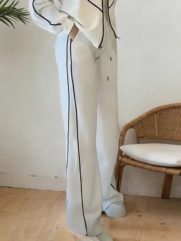 Set due pezzi con giacca e pantaloni con linee sportive