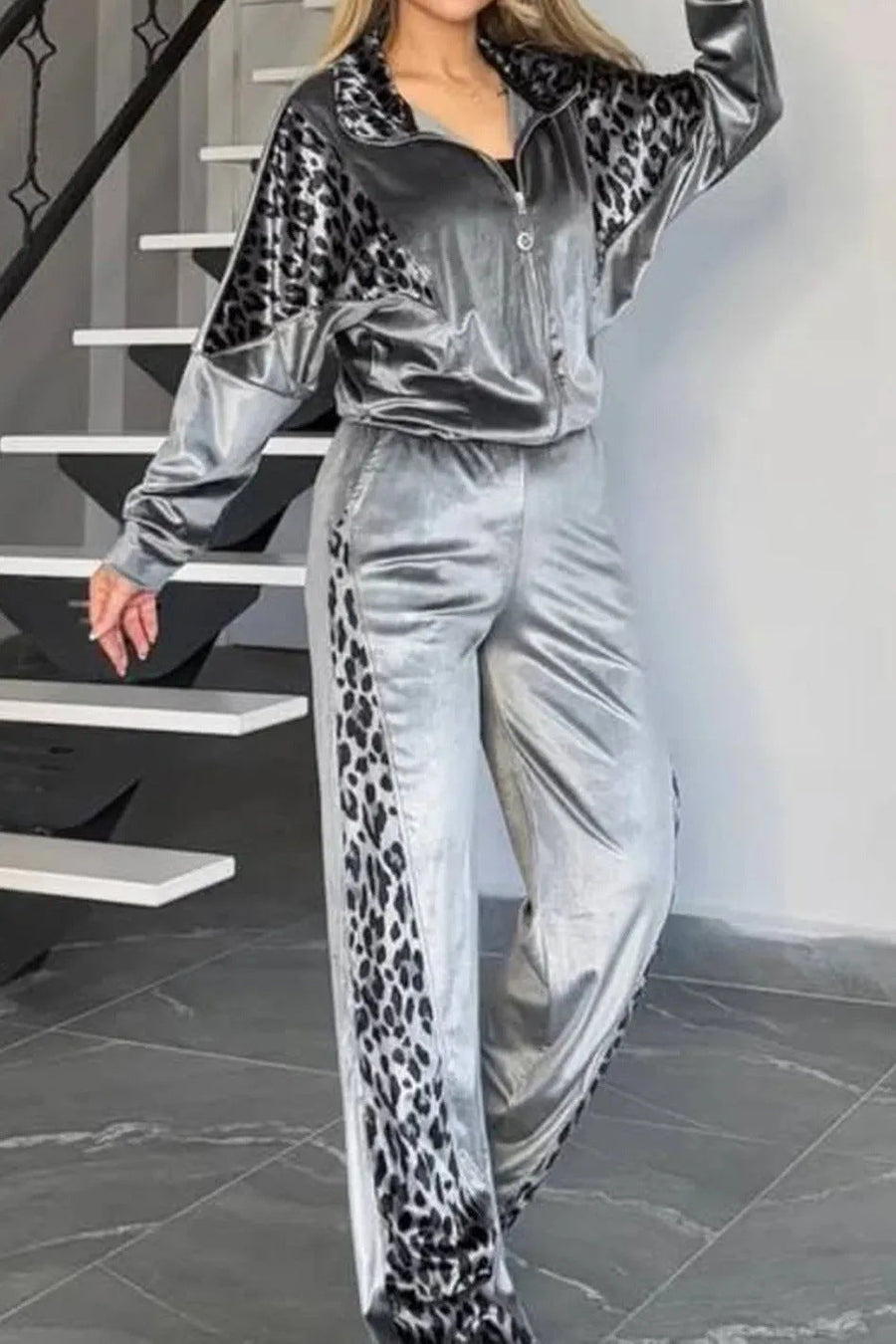 Set due pezzi con giacca e pantaloni con inserti animalier