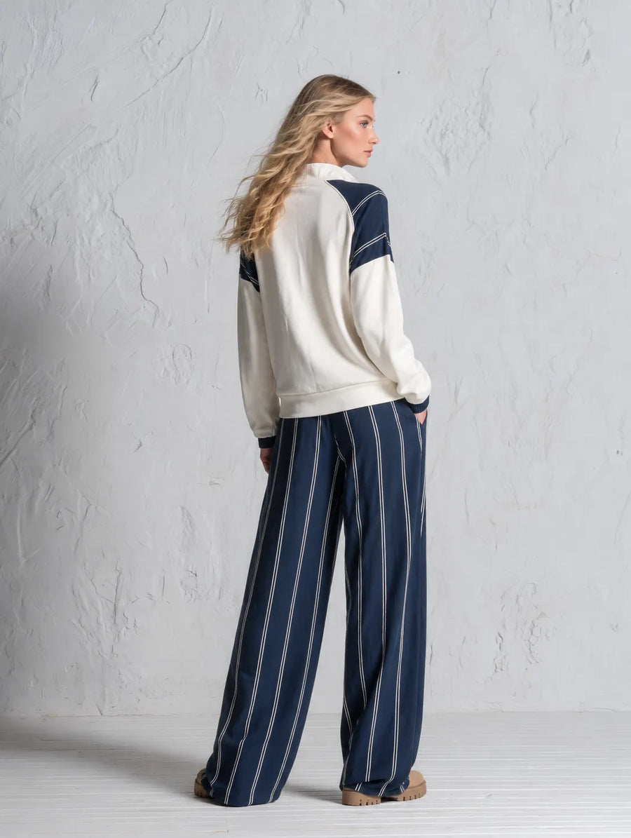 Set due pezzi con felpa raglan e pantaloni a righe