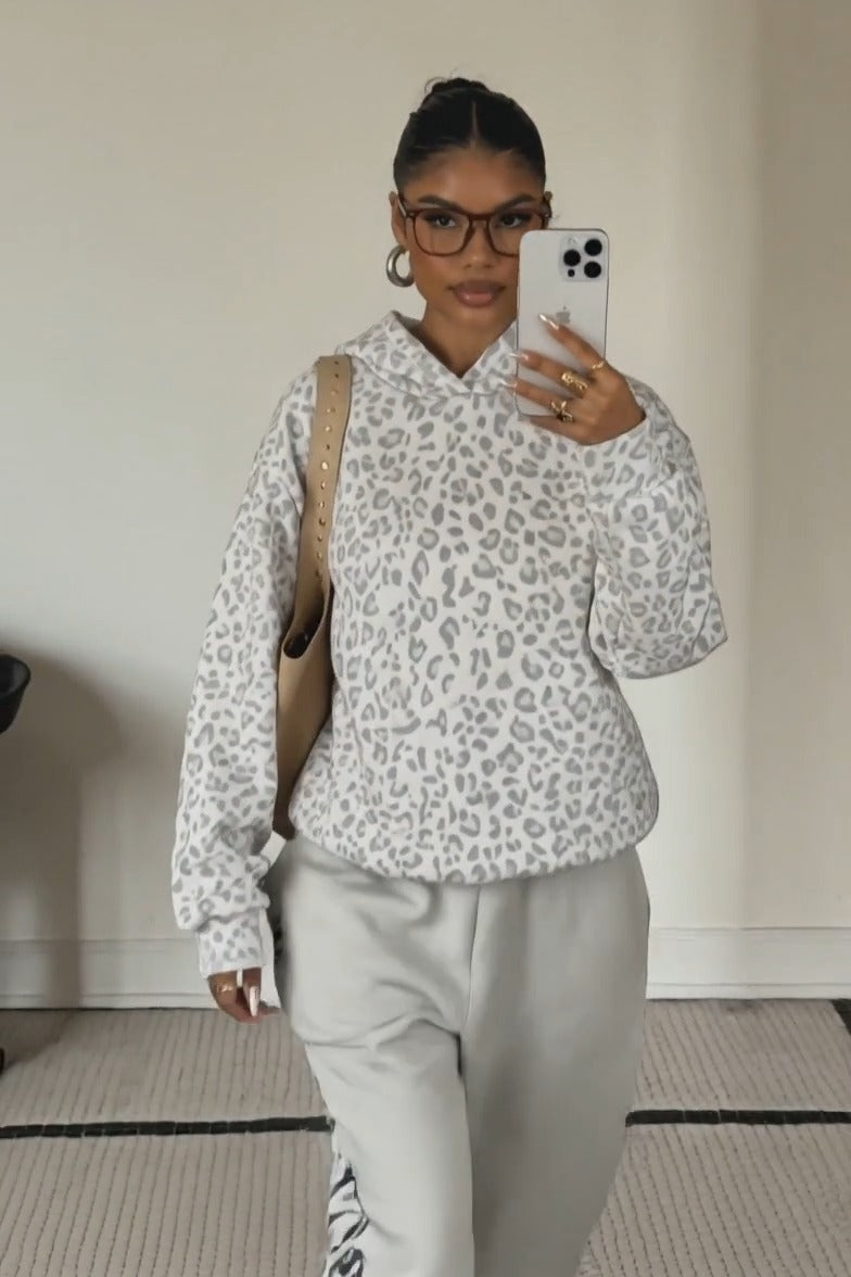 APRICENA - Felpa con cappuccio leopardata in grigio e marrone