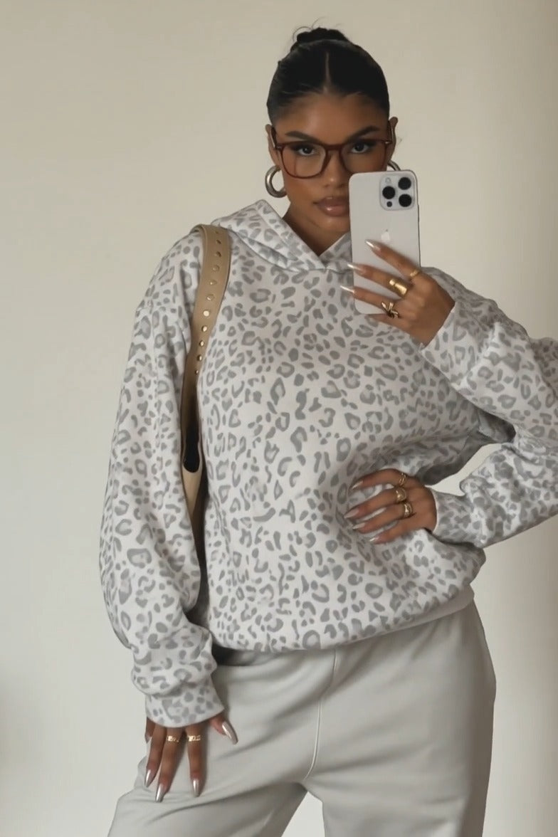 APRICENA - Felpa con cappuccio leopardata in grigio e marrone
